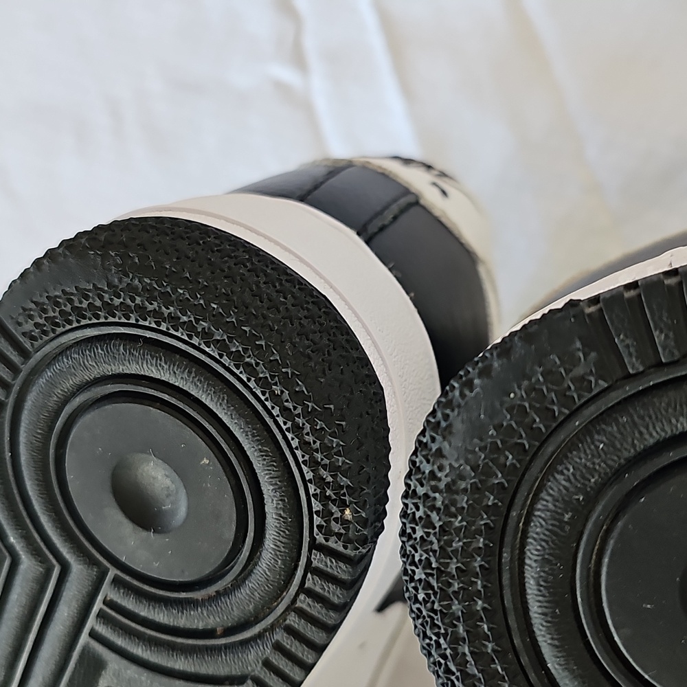 Nike Black and White Athletic Shoes with Sleek Design - Picture 4 of 6